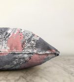 Pembe Ve Gri Ağırlıklı Sulu Boya Yaprak Motifli Raşel Kadife Yastık Kılıfı Realhomes