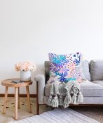 Beyaz Zeminde Renkli Ananas Yaprakları Desenli Dijital Baskılı Raşel Kadife Kırlent Kılıfı Realhomes