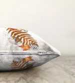 Beyaz Mermer Zemin Üzerinde Sonbahar Kurumuş Yaprak Desenli Raşel Kadife Kırlent Kılıfı Realhomes