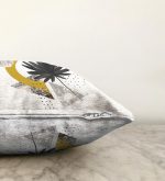 Geometrik Mermer Zemin Üzerinde Tohumları Dökülen Çiçek Motifli Raşel Kadife Kırlent Kılıfı Realhomes