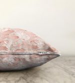 Gri Zemin Üzerinde Pembe Yaprak Motifli Özel Tasarım Raşel Kadife Kırlent Kılıfı Realhomes