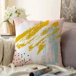 Pembe Zemin Üzerinde Sulu Boya Beyaz Ve Mavi Çizimli Özel Tasarım Raşel Kadife Yastık Kılıfı Realhomes