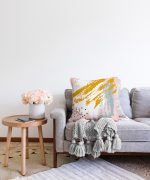 Pembe Zemin Üzerinde Sulu Boya Beyaz Ve Mavi Çizimli Özel Tasarım Raşel Kadife Yastık Kılıfı Realhomes