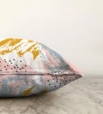 Pembe Zemin Üzerinde Sulu Boya Beyaz Ve Mavi Çizimli Özel Tasarım Raşel Kadife Yastık Kılıfı Realhomes