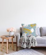 - Sonil-K-5297-Gorsel2 - Realhomes  Mavi Zemin Üzerinde Sulu Boya Çizim Dijital Baskılı Dekoratif Raşel Kadife Kırlent Kılıfı Realhomes