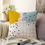 - Sonil-K-5299-Gorsel1 - Realhomes Kare Zeminde Yağlı Boya Çizimli Dekoratif Raşel Kadife Kırlent Kılıfı Realhomes