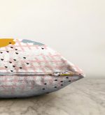 - Sonil-K-5299-Gorsel3 - Realhomes Kare Zeminde Yağlı Boya Çizimli Dekoratif Raşel Kadife Kırlent Kılıfı Realhomes