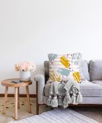 - Sonil-K-5300-Gorsel2 - Realhomes  Beyaz Zeminde Sulu Boya Pembe Yan Çizgi Motifli Raşel Kadife Kırlent Kılıfı Realhomes