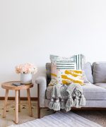 Beyaz Zeminde Soyut Sulu Boya Çizimli Özel Tasarım Dijital Baskılı Raşel Kadife Kırlent Kılıfı Realhomes