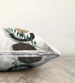 Beyaz Zemin Üzerinde Soyut Yaprak Çizimli Dekoratif Raşel Kadife Kırlent Kılıfı Realhomes