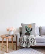 Gri Zemin Üzerinde Soyut Yaprak Çizimli Modern Özel Tasarım Raşel Kadife Kırlent Kılıfı Realhomes