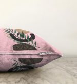 - Sonil-K-5308pembe-Gorsel3 - Realhomes Pembe Zemin Üzerinde Soyut Yaprak Çizimli Dekoratif Raşel Kadife Yastık Kılıfı Realhomes