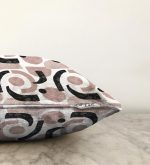 Beyaz Zeminde Soyut Geometrik Çizim Motifli Raşel Kadife Kırlent Kılıfı Realhomes