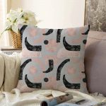 - Sonil-K-5309gri-Gorsel1 - Realhomes  Gri Zemin Üzerinde Soyut Geometrik Çizim Motifli Raşel Kadife Kırlent Kılıfı Realhomes