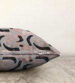 - Sonil-K-5309gri-Gorsel3 - Realhomes  Gri Zemin Üzerinde Soyut Geometrik Çizim Motifli Raşel Kadife Kırlent Kılıfı Realhomes