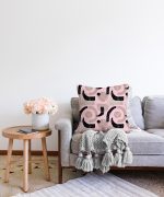 - Sonil-K-5309pembe-Gorsel2 - Realhomes  Pembe Zeminde Soyut Geometrik Çizim Motifli Raşel Kadife Kırlent Kılıfı Realhomes