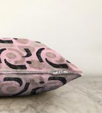 - Sonil-K-5309pembe-Gorsel3 - Realhomes  Pembe Zeminde Soyut Geometrik Çizim Motifli Raşel Kadife Kırlent Kılıfı Realhomes