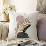 - Sonil-K-5310-Gorsel1 - Realhomes Beyaz Zemin Üzerinde Gold Yaprak Motifli Dekoratif Raşel Kadife Yastık Kılıfı Realhomes