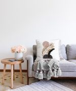 - Sonil-K-5310-Gorsel2 - Realhomes Beyaz Zemin Üzerinde Gold Yaprak Motifli Dekoratif Raşel Kadife Yastık Kılıfı Realhomes