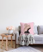 - Sonil-K-5310pembe-Gorsel2 - Realhomes Pembe Zemin Üzerinde Gold Yaprak Motifli Dekoratif Raşel Kadife Yastık Kılıfı Realhomes