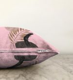 - Sonil-K-5310pembe-Gorsel3 - Realhomes Pembe Zemin Üzerinde Gold Yaprak Motifli Dekoratif Raşel Kadife Yastık Kılıfı Realhomes