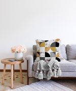 Geometrik Şekiller İçerisinde Gold Ve Siyah Motifli Dekoratif Raşel Kadife Yastık Kılıfı Realhomes