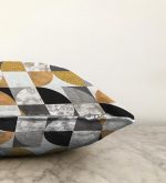 Geometrik Şekiller İçerisinde Gold Ve Siyah Motifli Dekoratif Raşel Kadife Yastık Kılıfı Realhomes