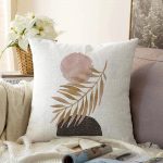 - Sonil-K-5316-Gorsel1 - Realhomes  Beyaz Zeminde Soyut Çizim Ay Ve Yaprak Motifli Raşel Kadife Kırlent Kılıfı Realhomes