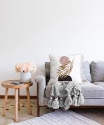 - Sonil-K-5316-Gorsel2 - Realhomes  Beyaz Zeminde Soyut Çizim Ay Ve Yaprak Motifli Raşel Kadife Kırlent Kılıfı Realhomes