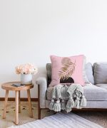 Pembe Zemin Üzerinde Soyut Çizim Ay Ve Yaprak Motifli Raşel Kadife Kırlent Kılıfı Realhomes