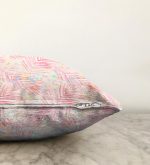 - Sonil-K-5323-Gorsel3 - Realhomes  Renkli Puantiyeli Zeminde Renkli Yaprak Motifli Dekoratif Raşel Kadife Kırlent Kılıfı Realhomes