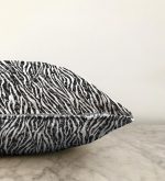 - Sonil-K-5325-Gorsel3 - Realhomes Zebra Desenli Özel Tasarım Dekoratif Raşel Kadife Kırlent Kılıfı Realhomes