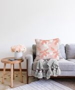 - Sonil-K-5341-Gorsel2 - Realhomes  Gri Zemin Üzerinde Pembe Beyaz Yaprak Motifli Dekoratif Raşel Kadife Yastık Kılıfı Realhomes