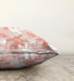 - Sonil-K-5341-Gorsel3 - Realhomes  Gri Zemin Üzerinde Pembe Beyaz Yaprak Motifli Dekoratif Raşel Kadife Yastık Kılıfı Realhomes