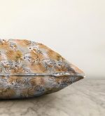 - Sonil-K-5347-Gorsel3 - Realhomes  Tropik Gold Yapraklar Üzerinde Antik Yunan Tanrısı Desenli Raşel Kadife Kırlent Kılıfı Realhomes