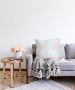 - Sonil-K-5349-Gorsel2 - Realhomes  Mavi Zemin Üzerinde Beyaz Kırmızı Çiçek Tasarımlı Dekoratif Raşel Kadife Yastık Kılıfı Realhomes