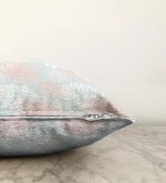 - Sonil-K-5349-Gorsel3 - Realhomes  Mavi Zemin Üzerinde Beyaz Kırmızı Çiçek Tasarımlı Dekoratif Raşel Kadife Yastık Kılıfı Realhomes