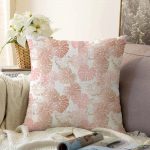 - Sonil-K-5357-Gorsel1 - Realhomes  Beyaz Zemin Üzerinde Pembe Tropikal Yaprak Desenli Modern Raşel Kadife Yastık Kılıfı Realhomes