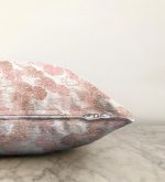 - Sonil-K-5357-Gorsel3 - Realhomes  Beyaz Zemin Üzerinde Pembe Tropikal Yaprak Desenli Modern Raşel Kadife Yastık Kılıfı Realhomes