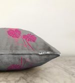 Fuşya Palmiye Yaprak Dijital Baskılı Dekoratif Raşel Kadife Kırlent Kılıfı Realhomes