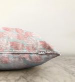 - Sonil-K-5366-Gorsel3 - Realhomes  Renkli Zemin Üzerinde Tropikal Pembe Beyaz Yaprak Desenli Raşel Kadife Kırlent Kılıfı Realhomes