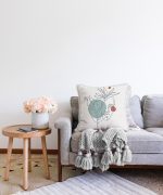 Portre Çizim Üzerinde Yaprak Desenli Dekoratif Raşel Kadife Kırlent Kılıfı Realhomes