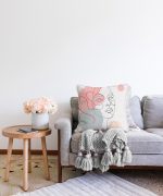 Kırmızı Şeritli Portre Çizimli Dekoratif Modern Raşel Kadife Yastık Kılıfı Realhomes