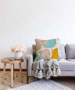 Renkli Puantiye Üzerinde Kelebek Tasarımlı Raşel Kadife Kırlent Kılıfı Realhomes