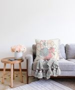 - Sonil-K-5378-Gorsel2 - Realhomes  Kırmızı Ve Turucu Şerit Temalı Çiçek Tasarımlı Dekoratif Raşel Kadife Kırlent Kılıfı Realhomes