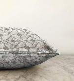 Kot Zemin Üzerinde Soyut Çizimli Dekoratif Raşel Kadife Yastık Kılıfı Realhomes