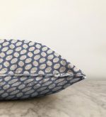 - Sonil-K-5392-Gorsel3 - Realhomes Lacivert Kot Zemin Üzerinde Gri Su Damlacıklı Dekoratif Raşel Kadife Kırlent Kılıfı Realhomes