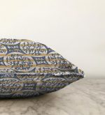 Kot Desende Yazı Motifli Özel Tasarım Dekoratif Raşel Kadife Kırlent Kılıfı Realhomes