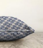 Gri Zemin Üzerinde Lacivert Soyut Dijital Baskılı Dekoratif Raşel Kadife Yastık Kılıfı Realhomes