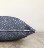 Lacivert Kot Zemin Üzerinde Yıldız Motifli Raşel Kadife Kırlent Kılıfı Realhomes